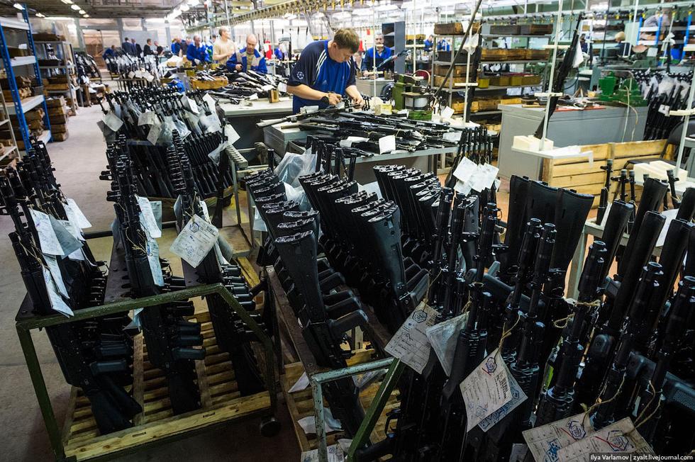 组图:ak47生产线曝光 不愧为战斗民族
