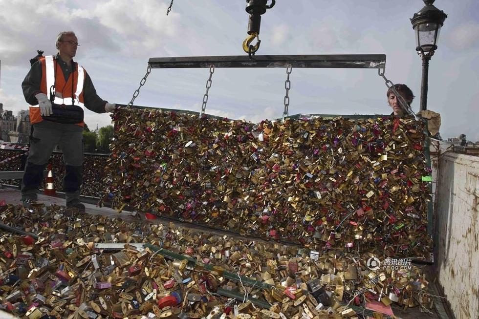 巴黎移除重45吨“同心锁” 为爱情桥减负