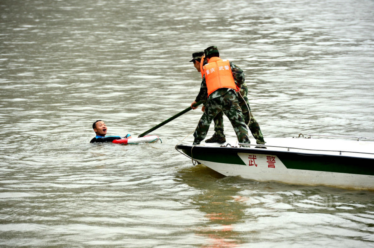 武警重庆船艇支队抢险演练 随时驰援湖北 - 新