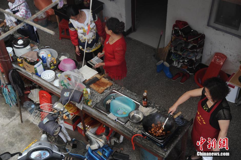 高清:探访高考陪读大杂院 家长每日做饭送饭