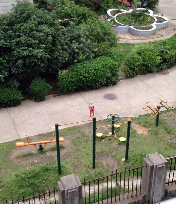 南京一小区惊现"奥特曼" 造型十分逼真