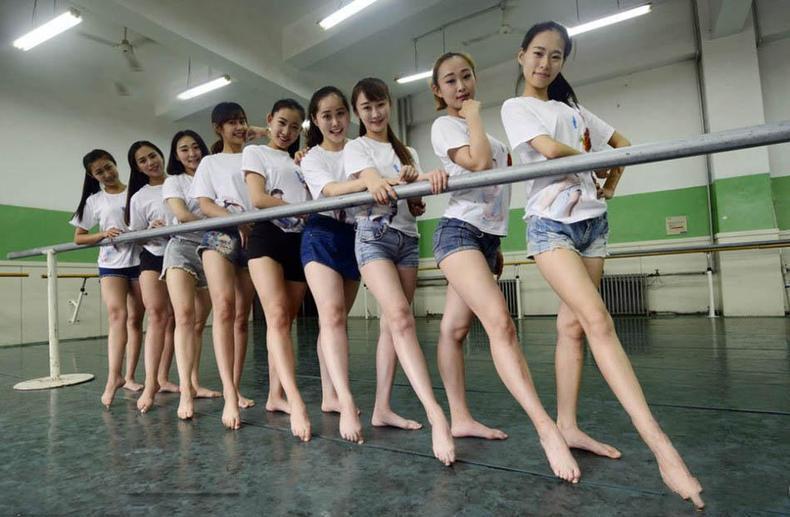 舞蹈系女生拍高难度毕业照 颜值爆表