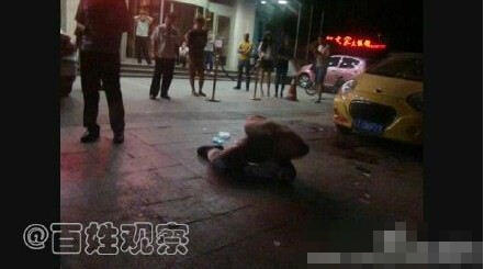 1/4 近日,郑州二七路上一家米粉店里,一名男子被同桌另一名男子用刀