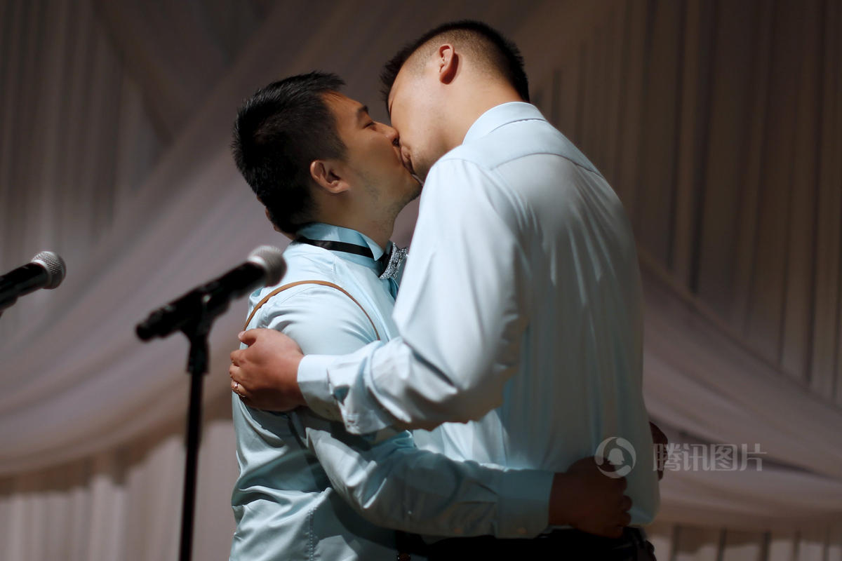 七对中国同性恋情侣在美国结婚