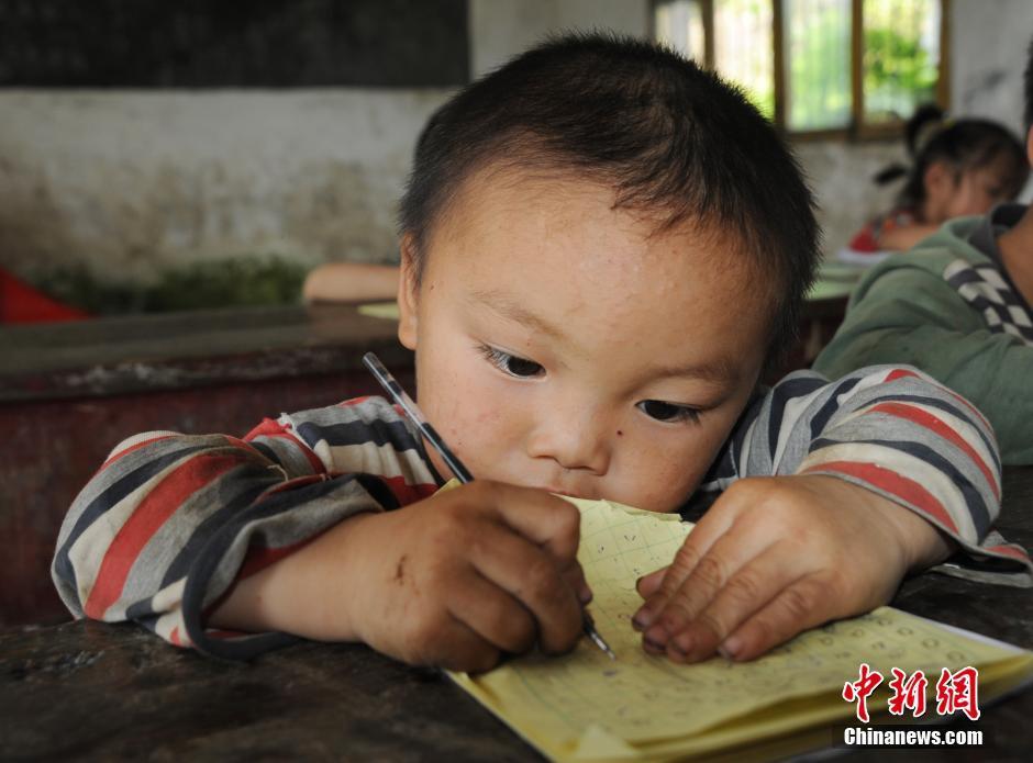 儿一乡人口_一家四口图片一儿一女