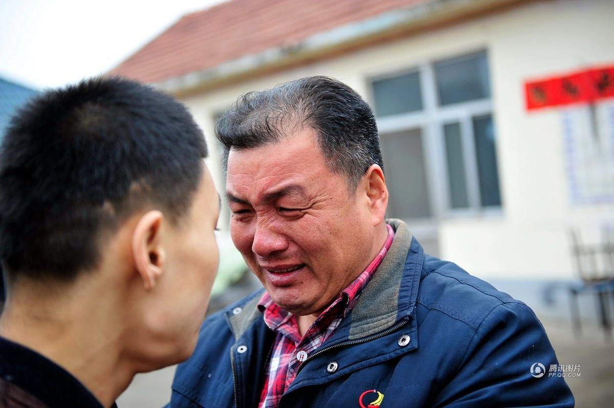 【很好看】爸爸巨物在女儿的小花心里女儿你那里真紧我抽不动了 与他的那一夜缠绵