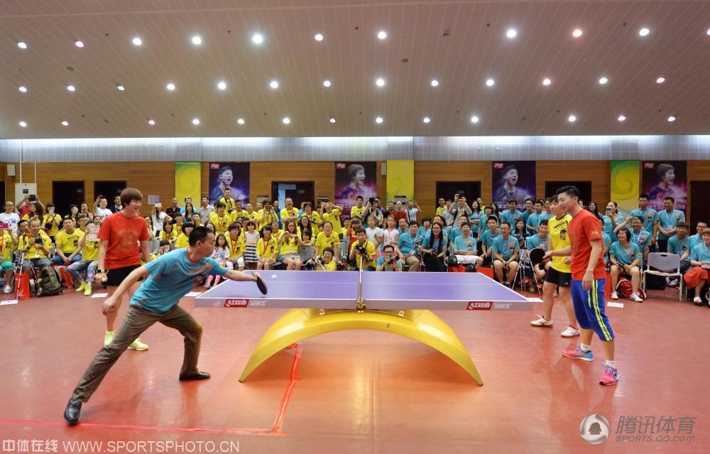 高清:马龙丁宁红喜字T恤合影 遭调侃拍结婚照