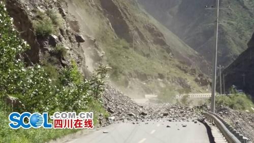 组图:四川省道302线茂黑路塌方 大量旅游车滞