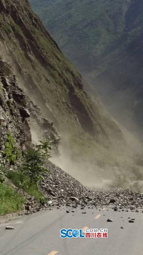 组图:四川省道302线茂黑路塌方 大量旅游车滞