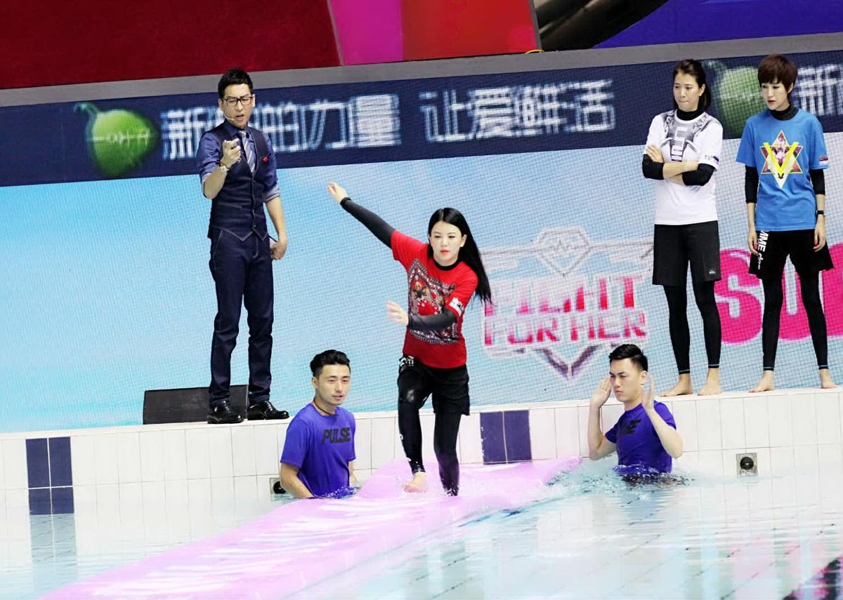 李湘生理期不误玩水上项目 王岳伦心疼递毛巾