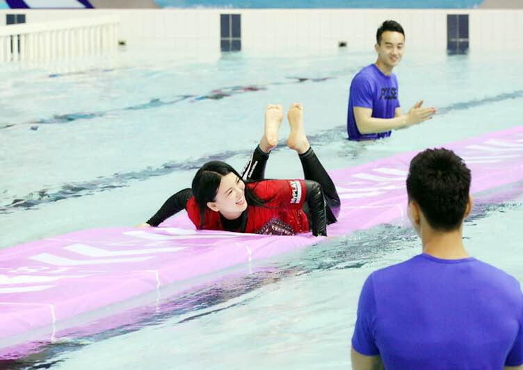 李湘生理期不误玩水上项目 王岳伦心疼递毛巾