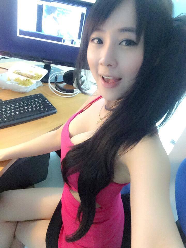 facebook泰国最胸女主播裹浴巾打dota2 被称泰国虎牙妹最胸妹|微博