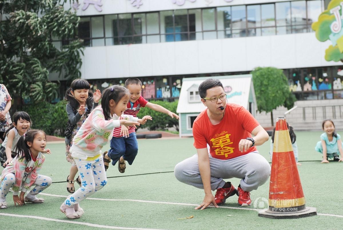 【中国人的一天】“孩子王”男幼师