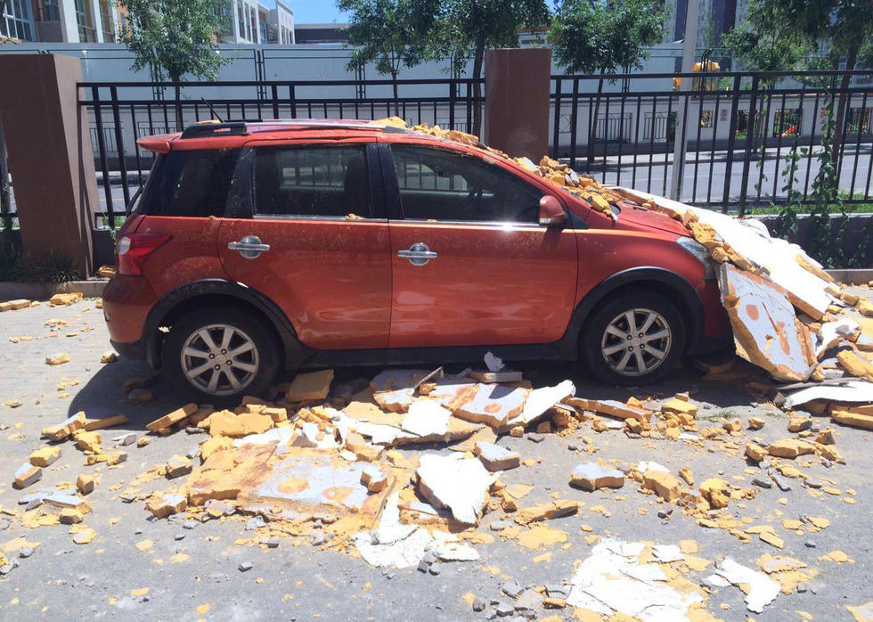 墙体外保温层脱落 4辆轿车被砸