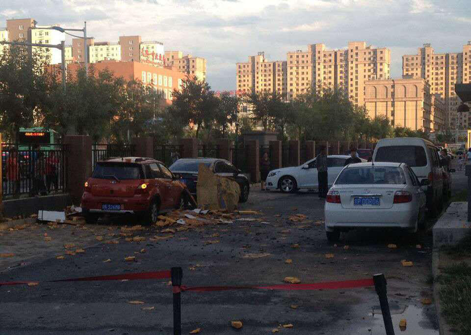 墙体外保温层脱落 4辆轿车被砸