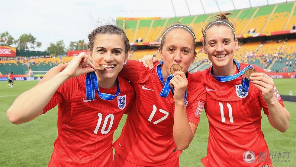 英格兰女足世界杯摘铜 抛主帅+披国旗庆祝-体