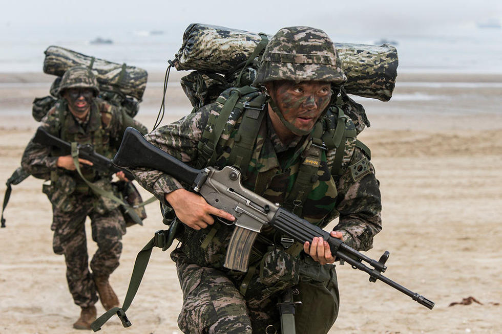 韩国海军陆战队士兵发起冲锋