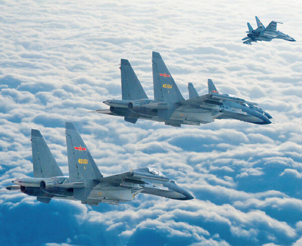 组图:空军多型战斗机飞行在祖国领空