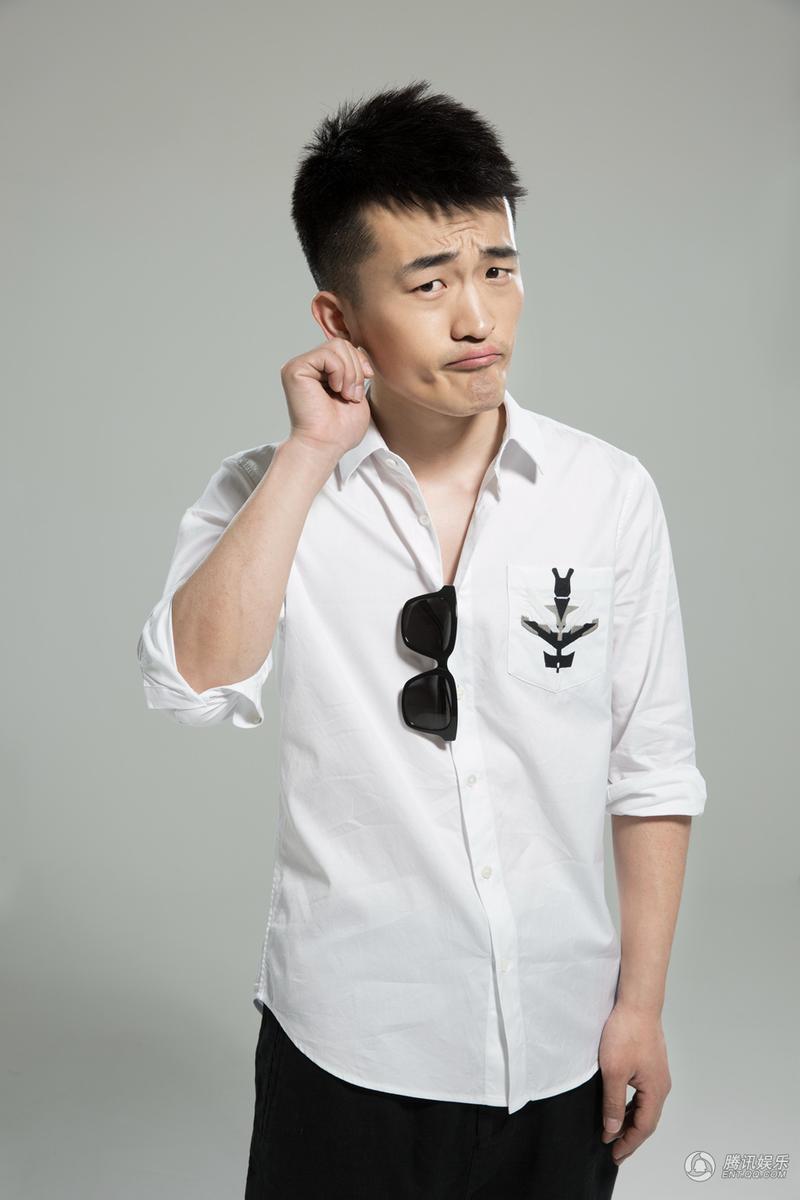 姜寒写真向偶像致敬 重现卓别林经典造型-品牌服装网