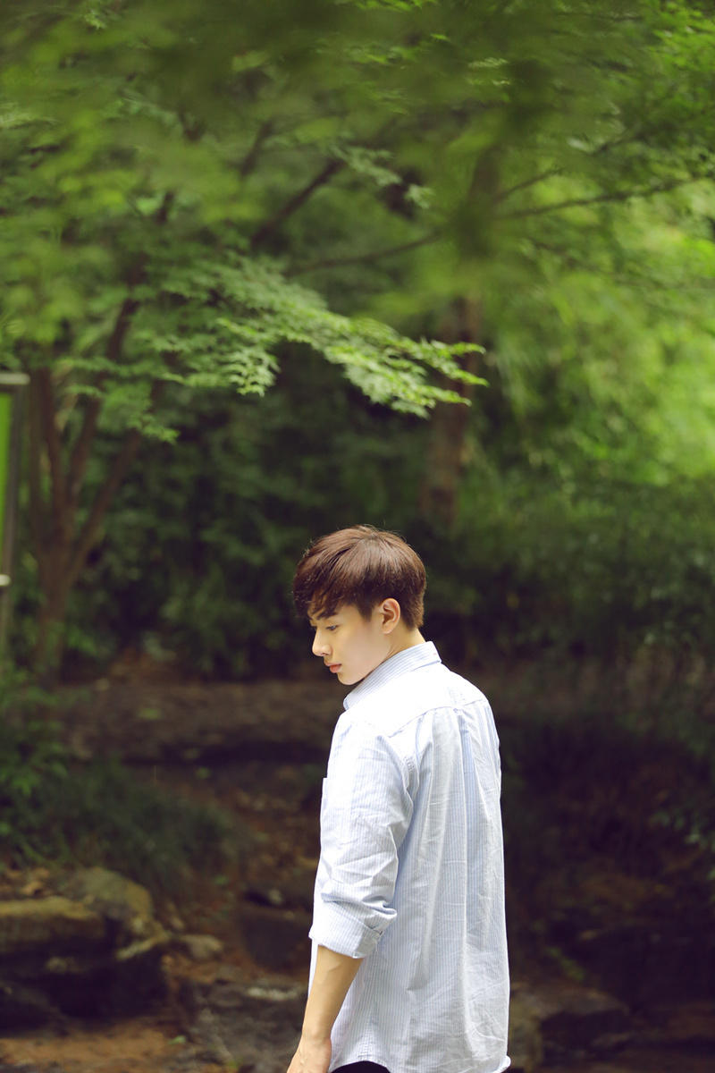 王佑硕夏日暖心写真 展花美男独特魅力-时尚频道-品牌服装网