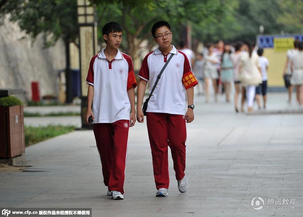 组图:盘点中国学生校服百年变迁 你眼熟吗?