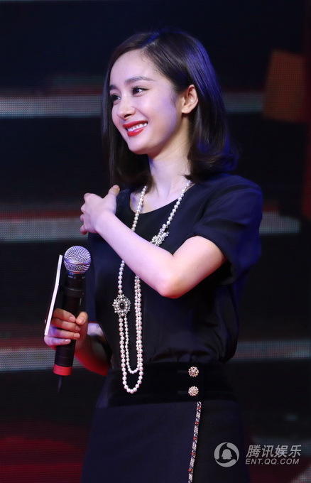 杨幂甜美微笑  /    隐藏 查看图注