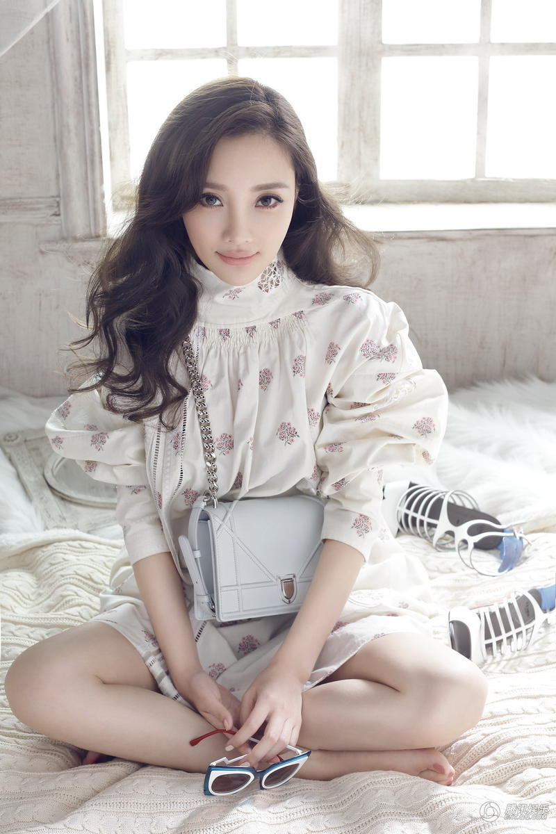 高清:李小璐纯美大片曝光 秀翘臀玉腿似少女