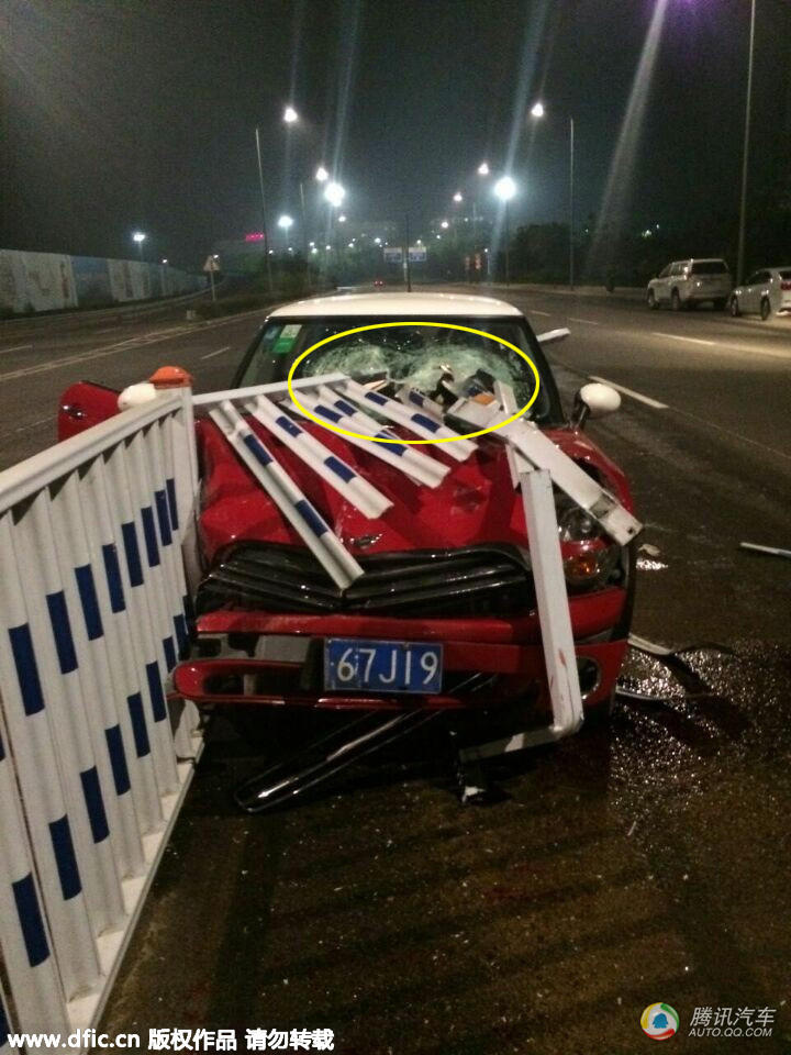 宝马mini汽车,由东向西行驶,撞向道路中间护栏,受伤司机已被送高清图片
