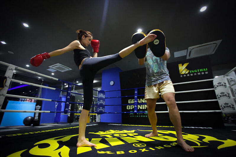 胸部不能露 Showgirl进<em>健身房练马甲线</em>|唯美贴