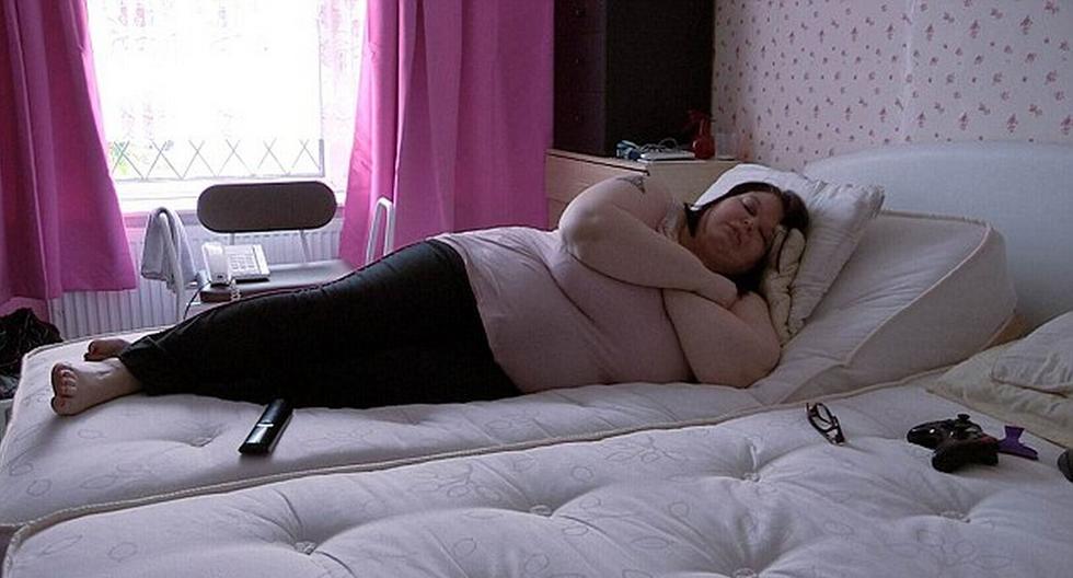 Жена в чулках спит на большой кровати фото