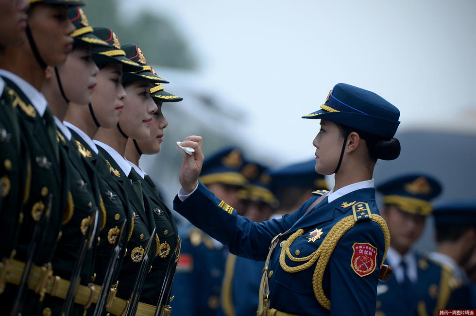 7月21日,北京,仪仗队女兵在人民大会堂外等候到访的新西兰总督
