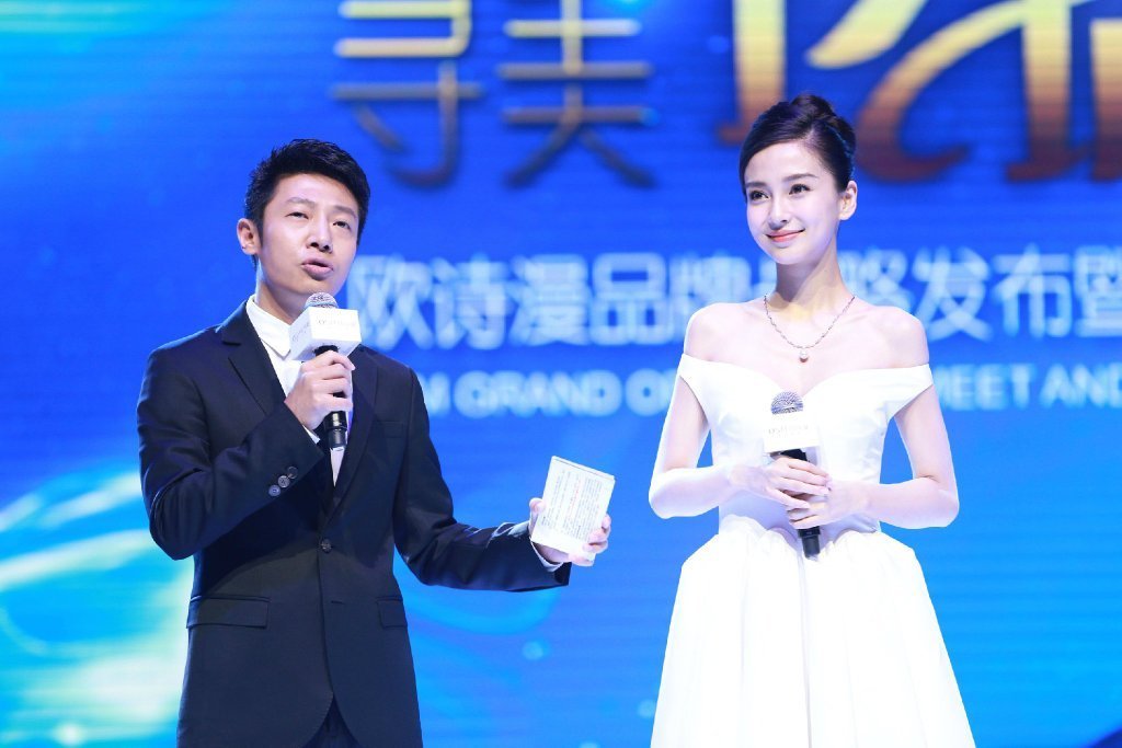 Baby出席活动戴皇冠扮公主 气质典雅惊艳全场