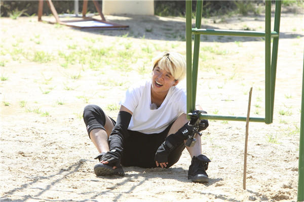 《壮志凌云》现最难挑战 张雨绮高空赤脚爬行