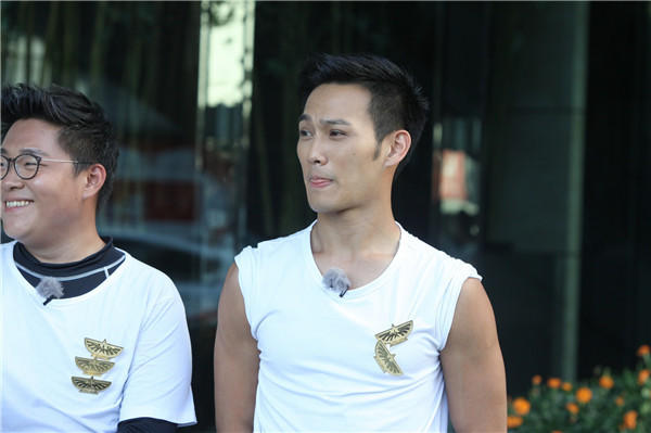 《壮志凌云》现最难挑战 张雨绮高空赤脚爬行