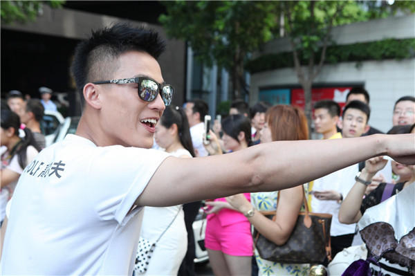 《壮志凌云》现最难挑战 张雨绮高空赤脚爬行