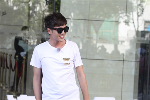 《壮志凌云》现最难挑战 张雨绮高空赤脚爬行