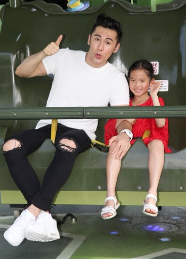 钟丽缇为二女儿庆生 小12岁张伦硕随行贴心照顾