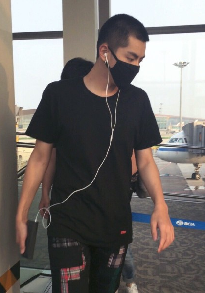 吴亦凡罕见寸头造型现身机场 打扮休闲也抢眼