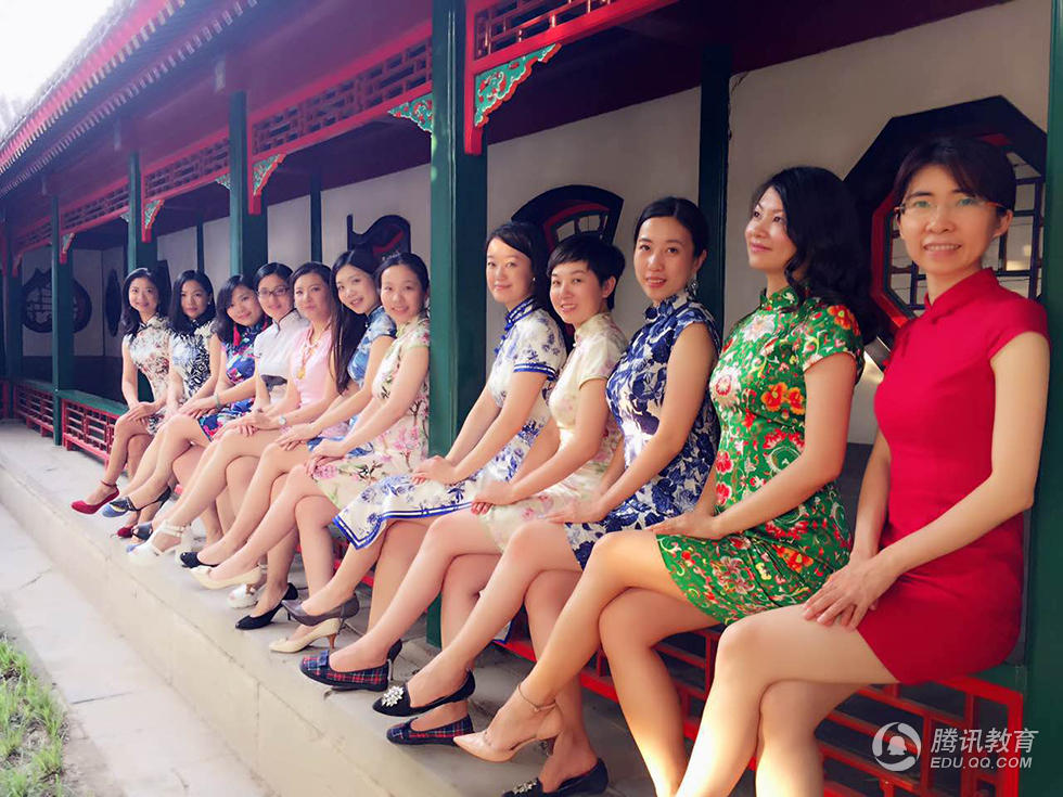 组图:MBA女生秀旗袍毕业照 掀起知性优雅风