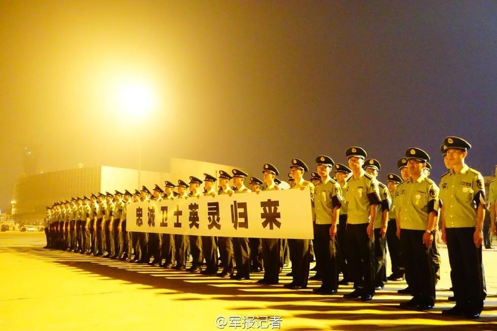 百人水上瑜伽图片