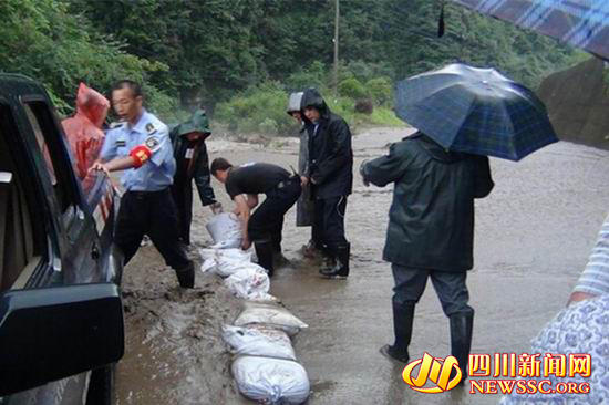 西岭雪山突降暴雨引发山洪 千名游客被困山中