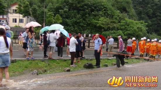 西岭雪山突降暴雨引发山洪 千名游客被困山中