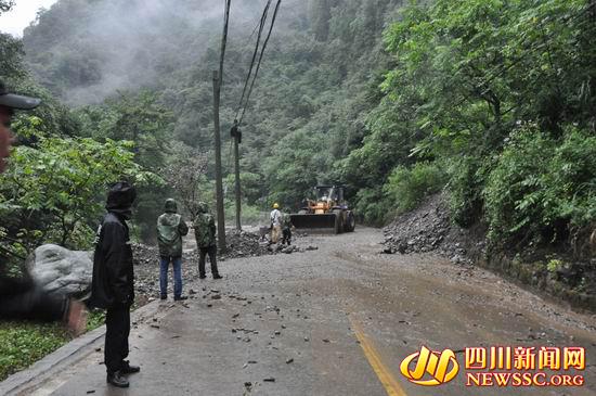西岭雪山突降暴雨引发山洪 千名游客被困山中