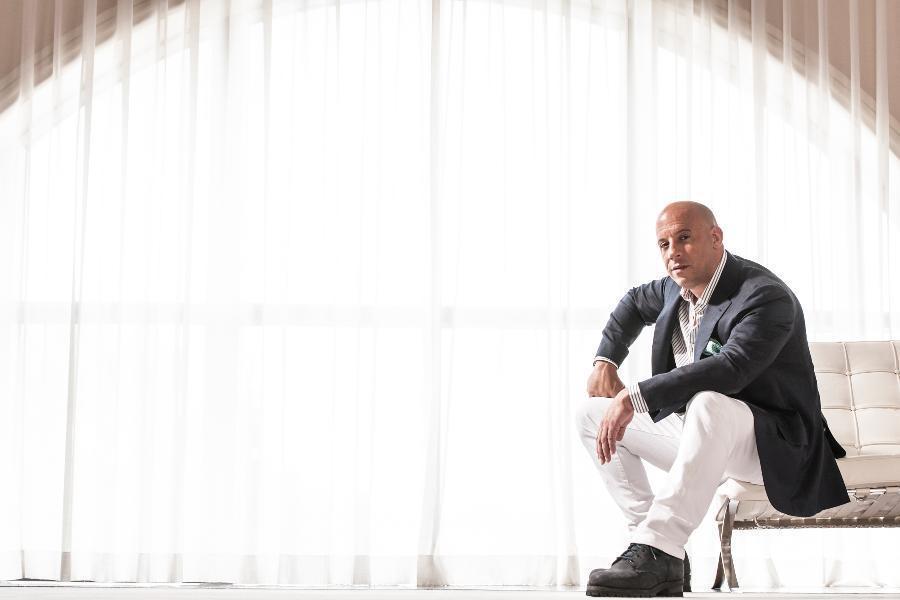 孟非激怒成龙_成龙一年收入(2)