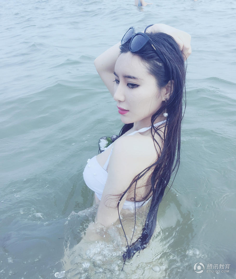 留学新加坡女生秀火辣身材 看傻了,刘晨露泳装照