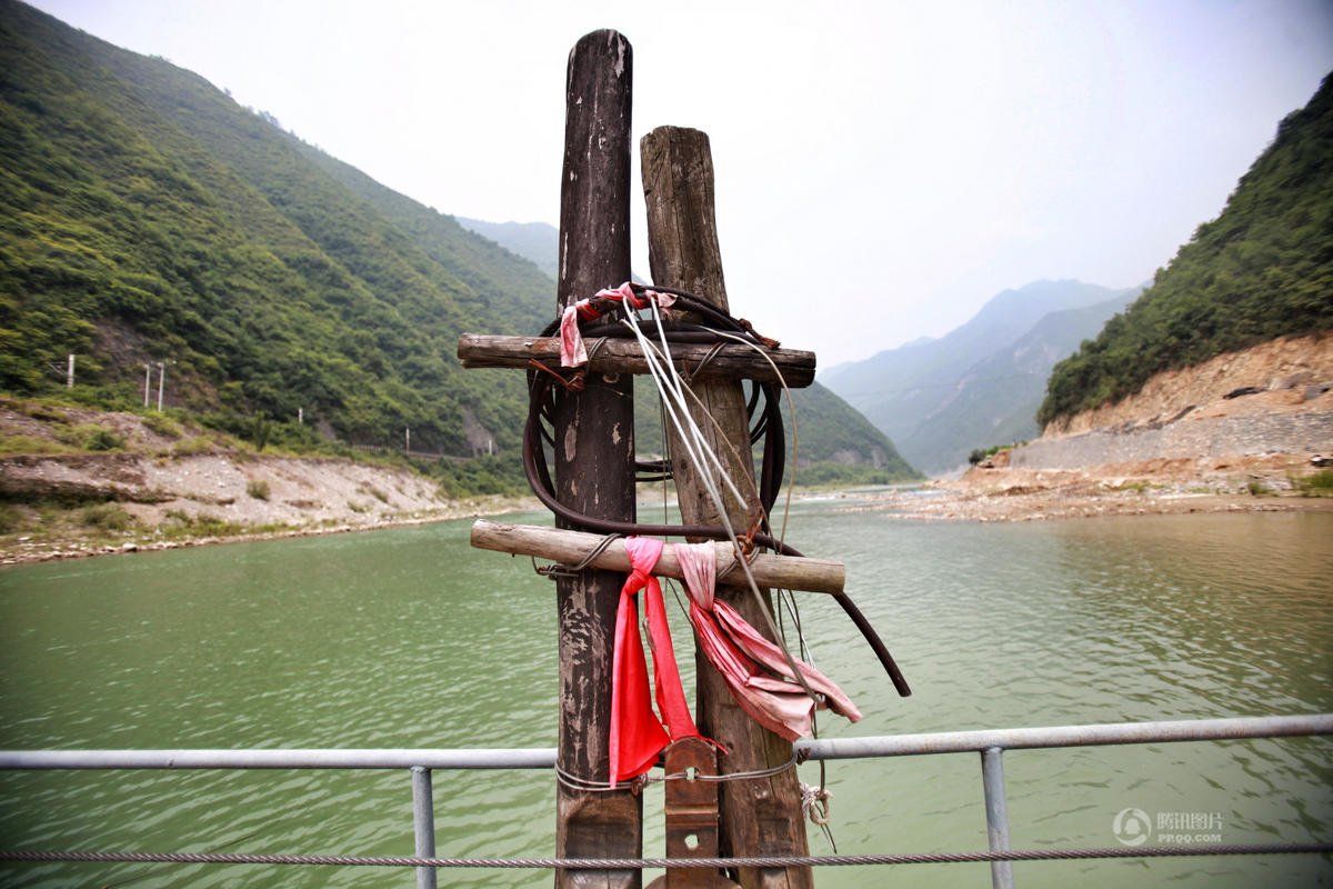 有喜事的村民乘渡船过江时,会在船上系上红布带,图个吉利.