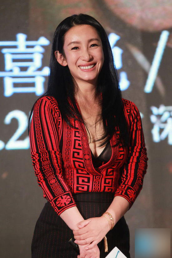 营口籍女星秦海璐低胸亮相 产后上围升级人更靓