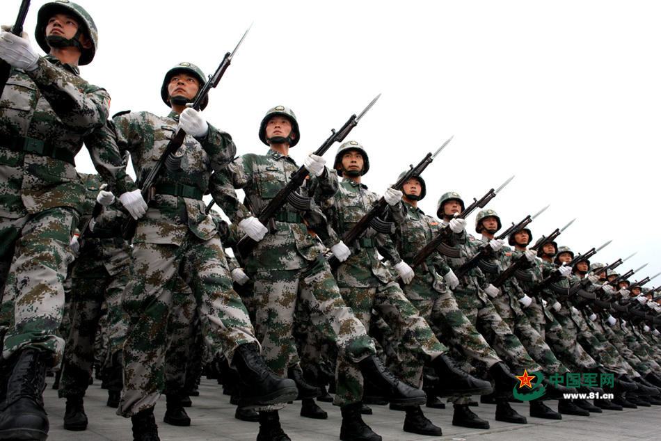 面容刚毅英姿挺拔:阅兵式上的中国士兵二