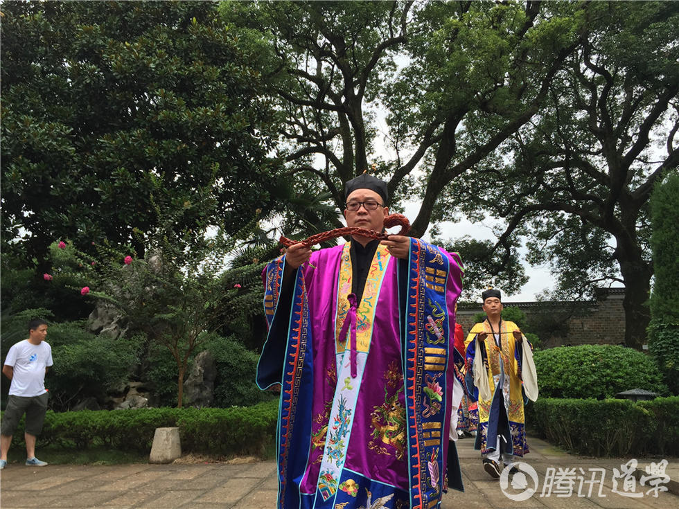 龙虎山全山道众在中道协副会长,天师府主持张金涛带领下,为天津大爆炸