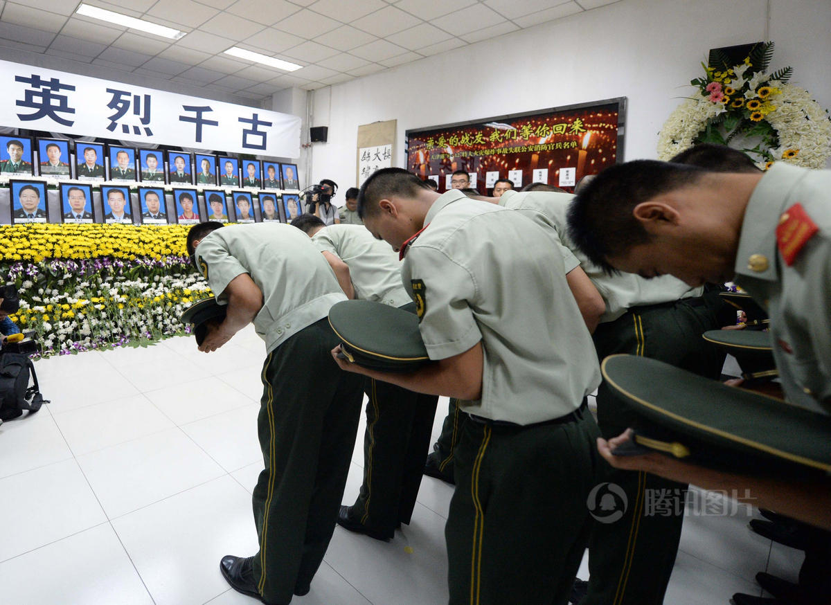 天津牺牲消防战士头七当天生日 家属泪祭 - 新